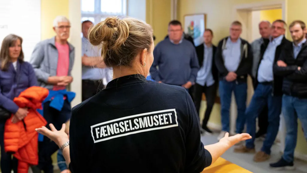 Rundvisning for gruppe på Fængselsmuseet i Horsens