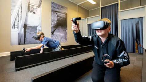 Діти граються в окулярах віртуальної реальності в музеї в’язниці в Хорсенсі