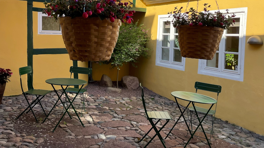 Courtyard garden with garden furniture at Bødkergaarden B&B in Horsens