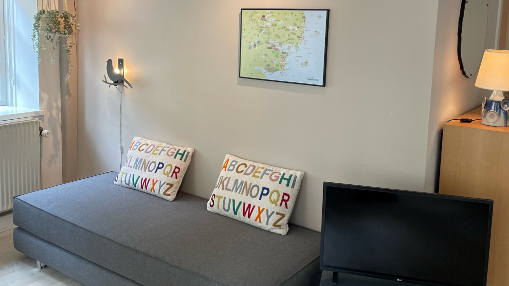 Living room with a sofa bed in the Sidehuset at Bødkergaarden B&B