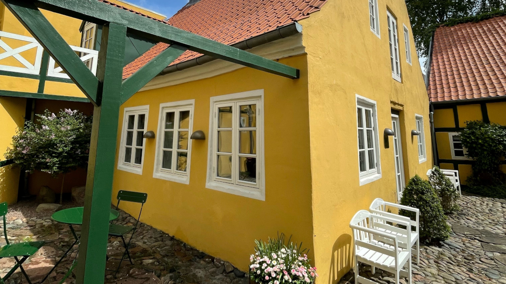 The side house at Bødkergaarden B&B as seen from the courtyard