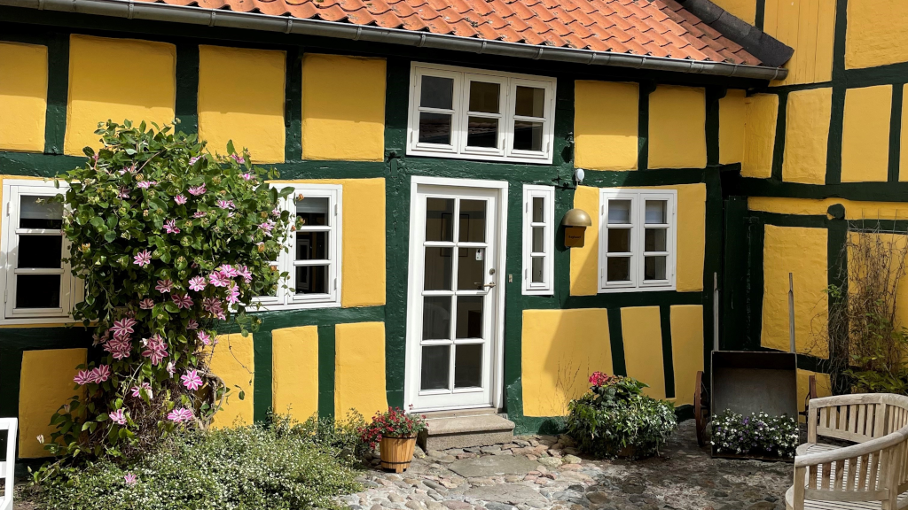 The entrance to Baghuset in the courtyard of Bødkergaarden in Horsens