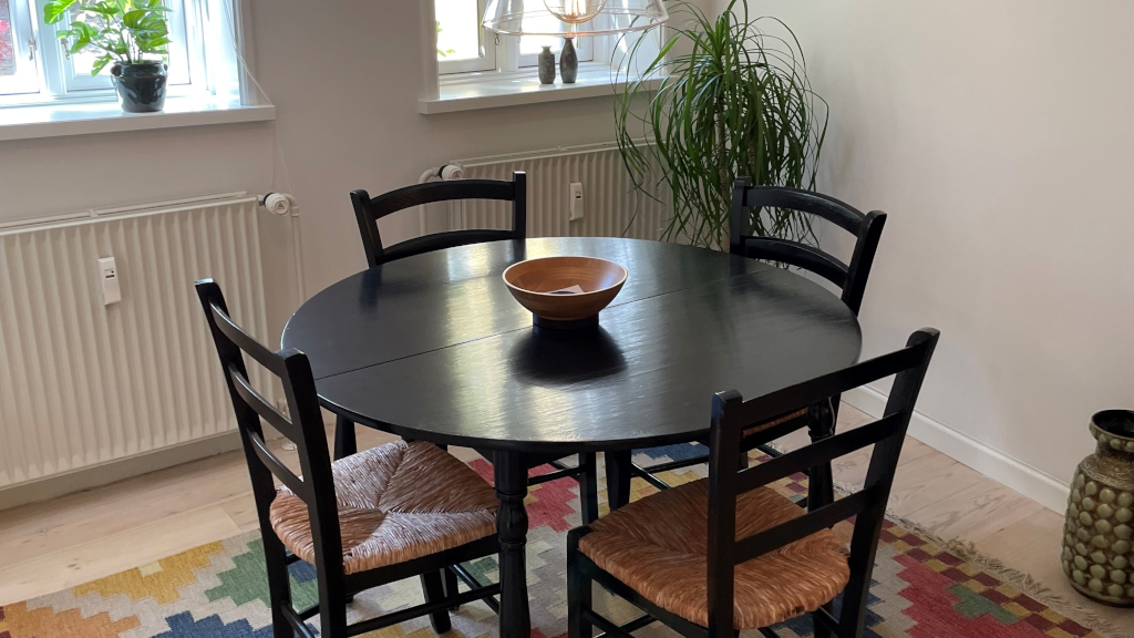Round dining table in Baghuset at Bødkergaarden B&B in Horsens