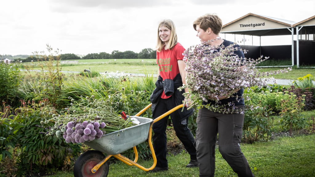 Women are carrying flowers at Tinnetgaard