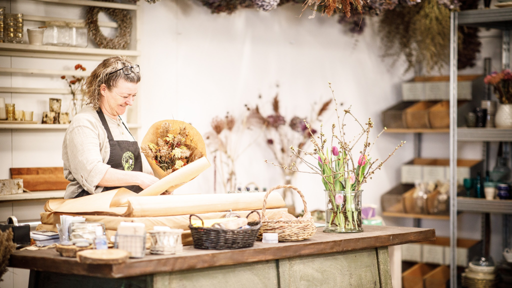 Florist in the flower workshop at Tinnetgaard