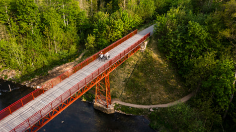 Dronefoto af to kvinder, som cykler på Den Genfundne Bro