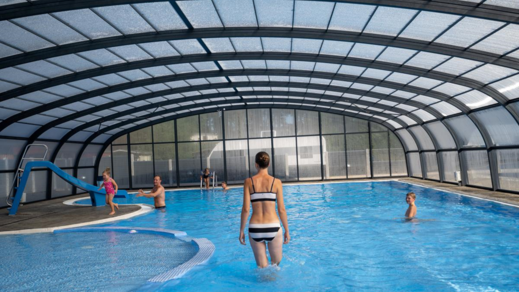 A family enjoying themselves in the indoor swimming pool at Horsens City Camping