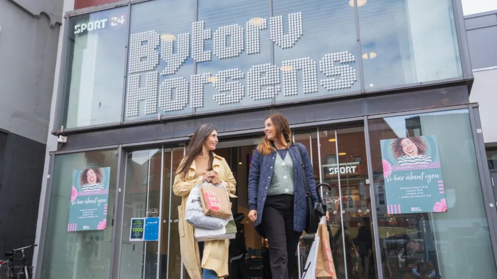 Kvinder med shopping-poser foran indgangen til Bytorv Horsens