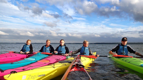 Fem kajakister iført blå redningsveste på Horsens Fjord