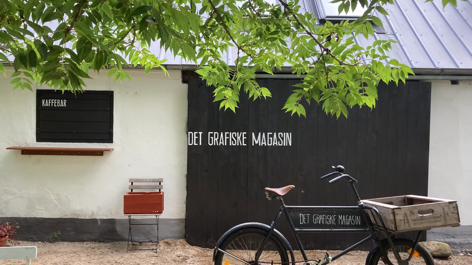 Indgangen til kaffebar og kreativ workshop Det Grafiske Magasin på øen Hjarnø i Horsens Fjord