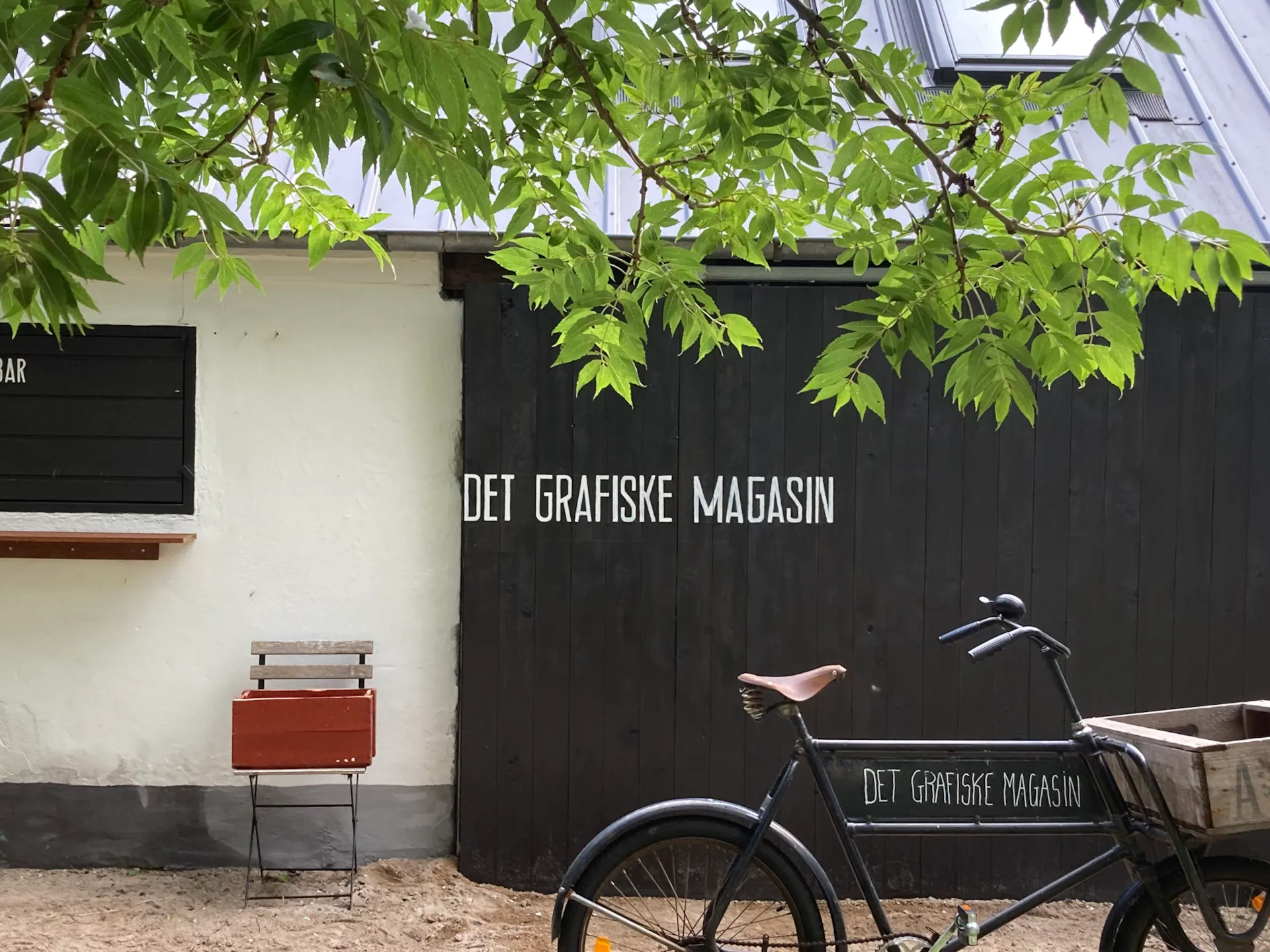 Indgangen til kaffebar og kreativ workshop Det Grafiske Magasin på øen Hjarnø i Horsens Fjord
