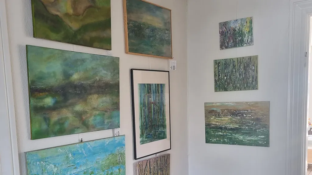 Landskabsmalerier i grønne og blå farver hos Galleri 7130