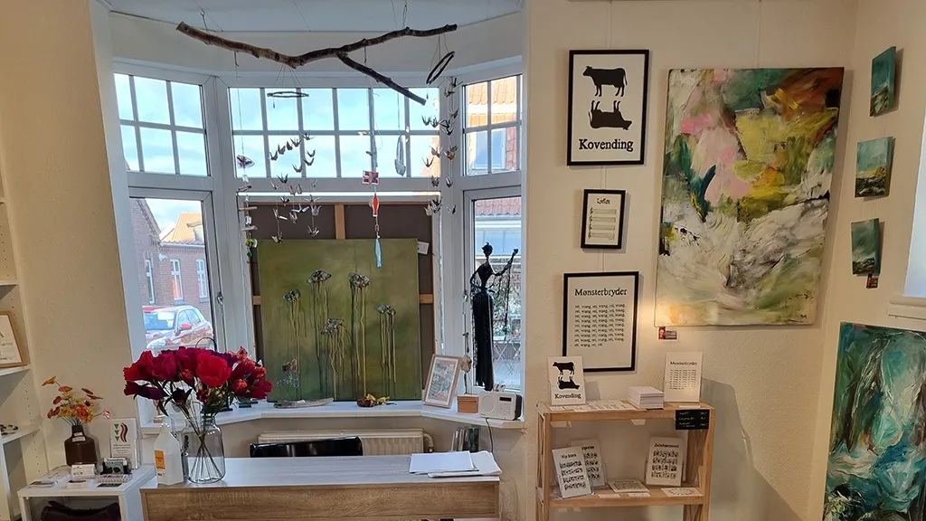 Malerier ved vinduet hos Galleri 7130