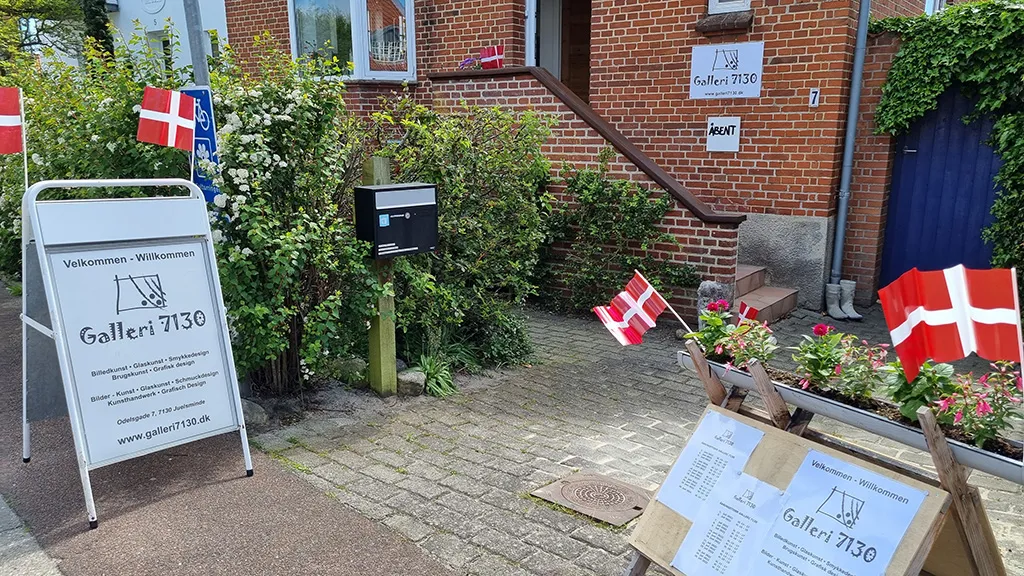Skilt og flag ved indgangen til Galleri 7130 i Juelsminde