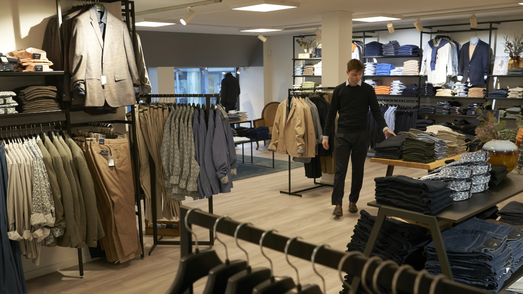 Herrenbekleidung im Geschäftslokal bei Velklædt in Odder.