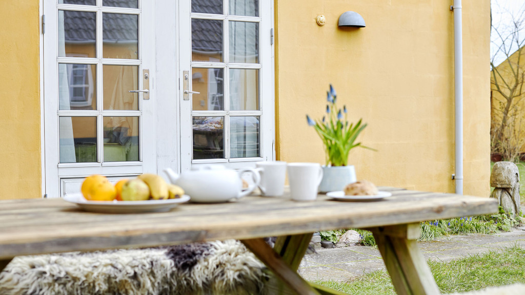 Fruit and coffee on a bench at Blåkærgård on Tunø