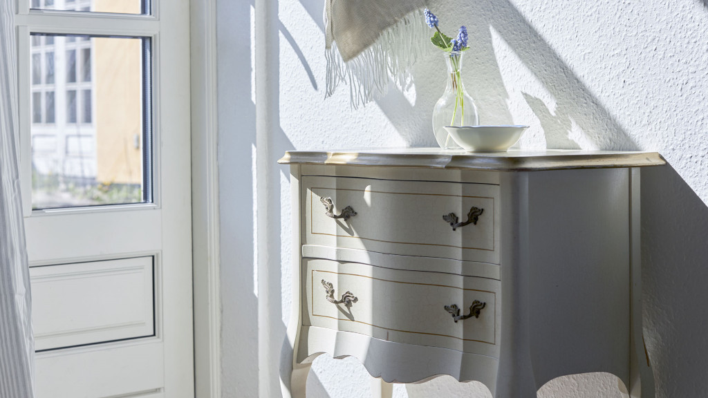 Dresser in a room with a flower in a vase at Blåkærgård on Tunø