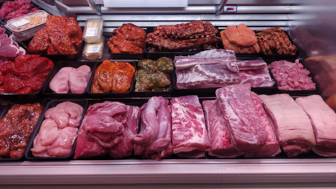 Et udvalg af marineret kød og flæskesteg i køledisken hos Bjerre Kød