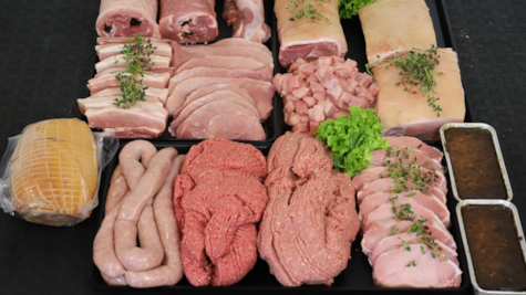 Udvalg af produkter fra Bjerre Kød inklusiv hamburgerryg, medister, fars, flæsk og koteletter
