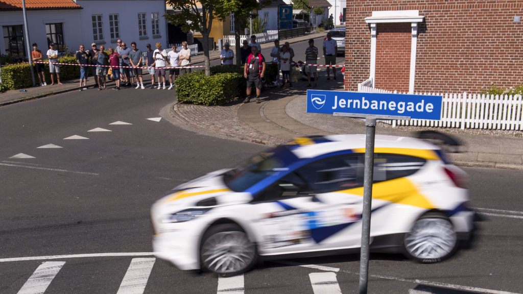 Rallybil på Jernbanegade i Juelsminde til EC Sikring Juelsminde Sprint