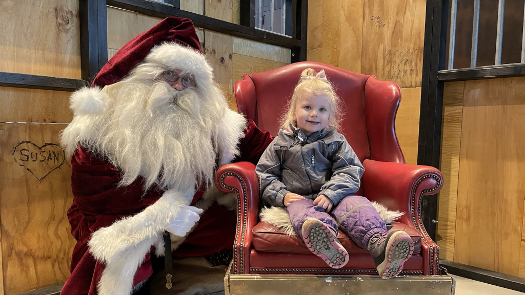 Santa Claus and a little girl in a chair at the Christmas market 'Jul på FÆNGSLET' in Horsens