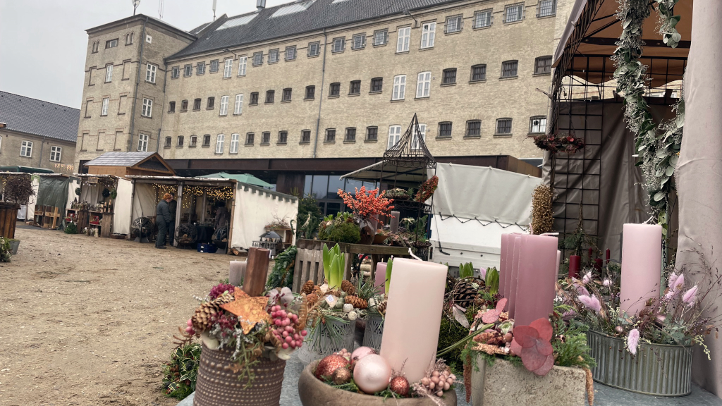 Stall with Christmas decorations at the Christmas market at FÆNGSLET in Horsens