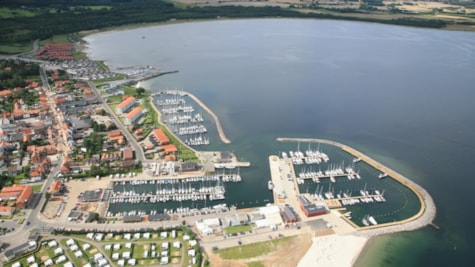 Luftfoto af Juelsminde Havn og Sandbjerg Vig