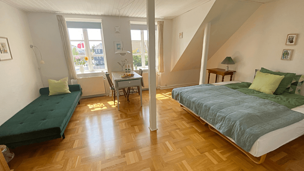Family room with a double bed and a single bed at Holsteinshus B&B