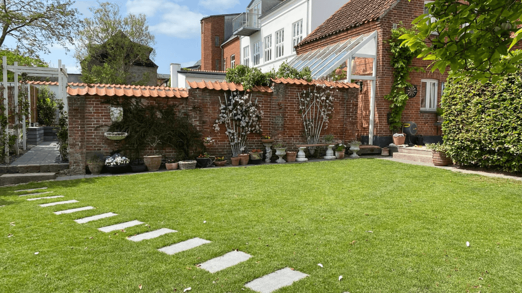 Stepping stones through the lawn leading to the terrace at Holsteinshus B&B in Odder