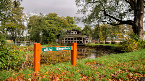 Skilt leder til fugletårnet ved Klostermølle