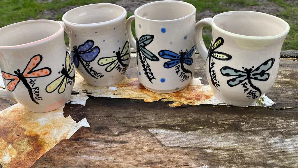 Hand-painted cups with a goldsmith motif from LM Unika