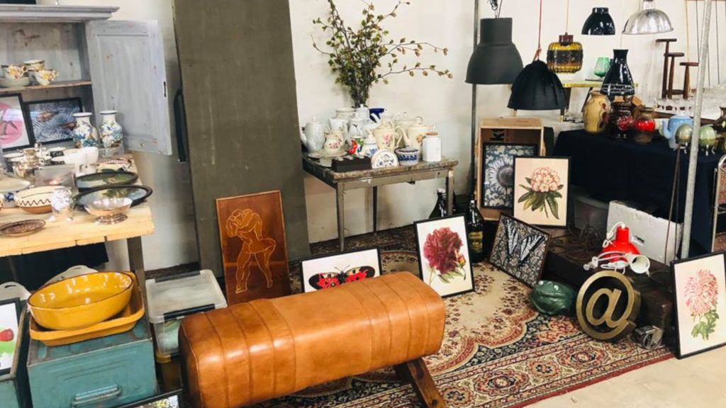 Lampen, Gemälde und Flohmarktfunde auf dem Habengut-Markt im FÆNGSLET