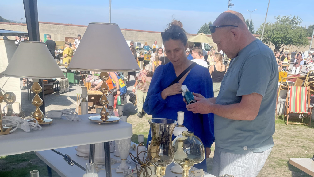 Ein Paar schaut sich Lampen an einem Stand auf dem Habengut-Markt im Fængslet an