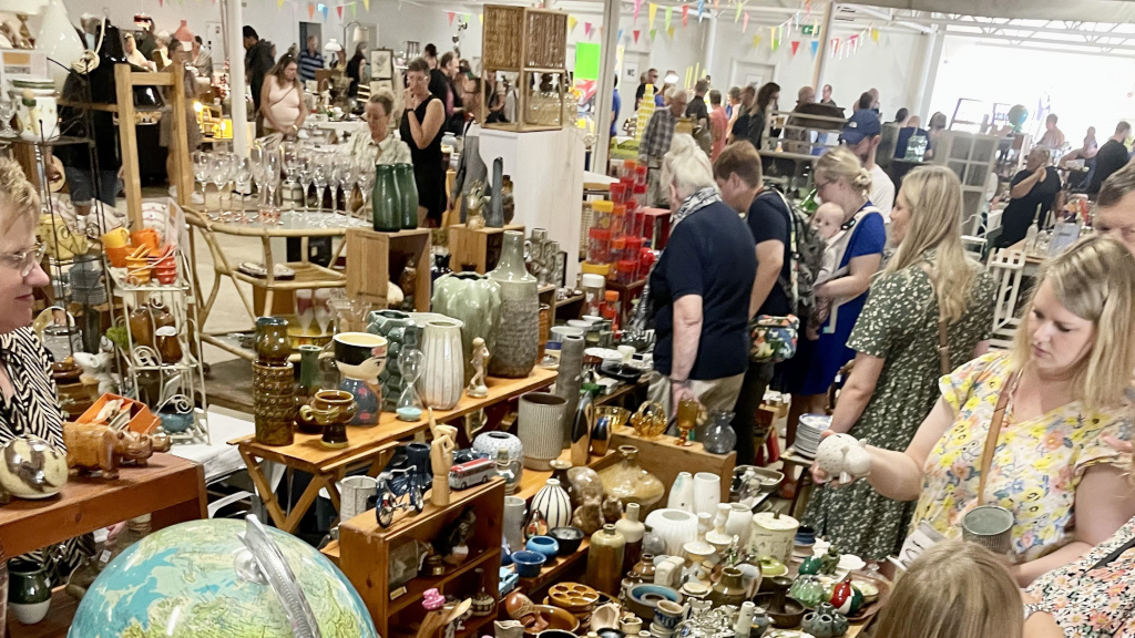 Viele Stände mit Flohmarktartikeln in der Halle auf dem Habengut-Markt im FÆNGSLET