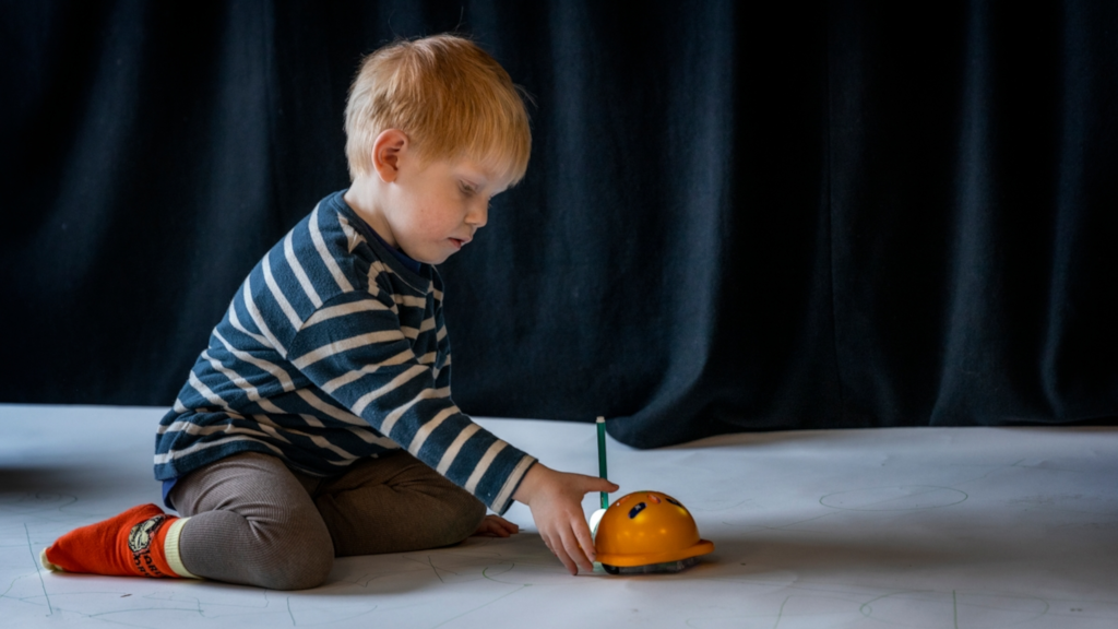 A boy is drawing on the floor for the Makværk Festival in Horsens
