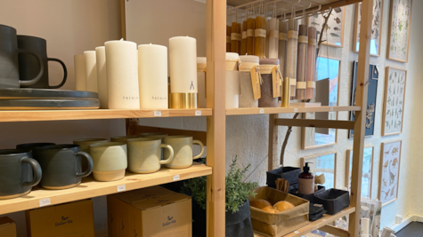 Soyalys og keramik på hylderne hos butikken Den Grønne i Juelsminde