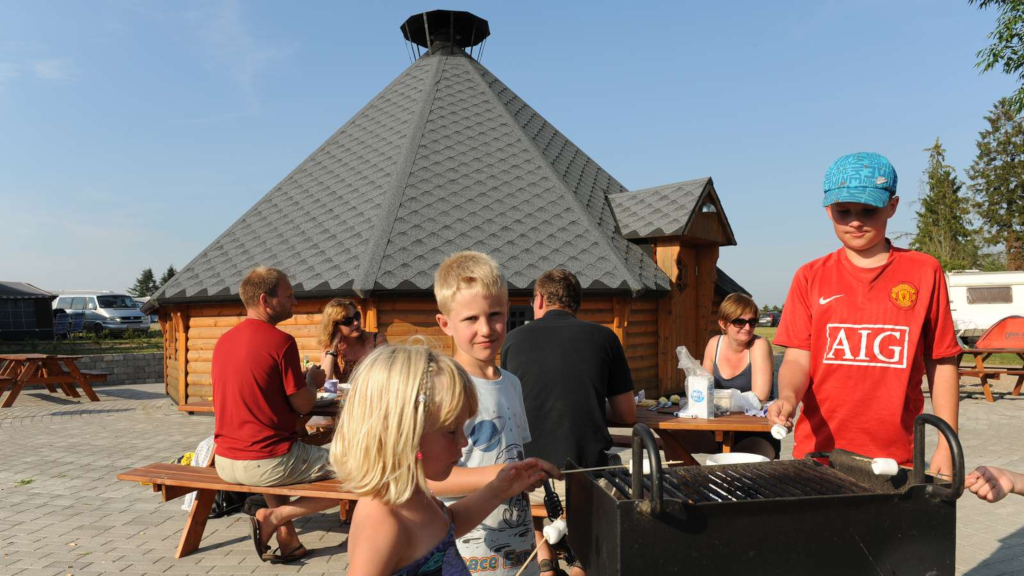 Children grilling marshmallows at Vestbirk Camping.
