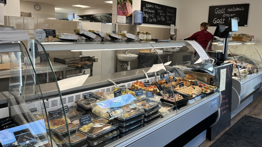 Picture of the filled display cases at Slagter Laursen in Brædstrup