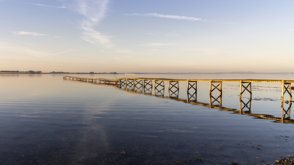 Der Badepier am Sondrup Strand bei Sonnenaufgang