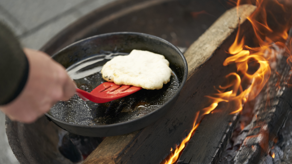 Klatkage på pande vendes