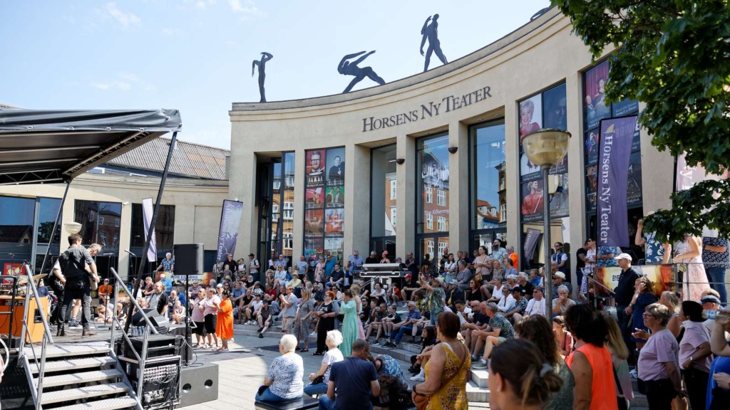 Powersolo performing a concert at Teatertorvet in front of Horsens Ny Teater