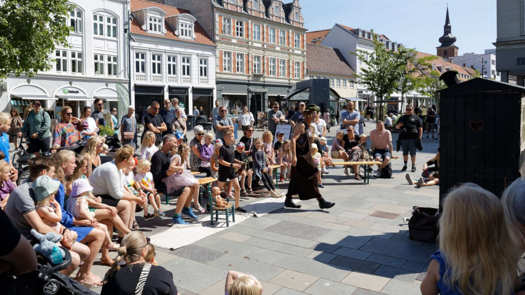 A performance by the theater group Fyren og Flammen on Søndergade in Horsens