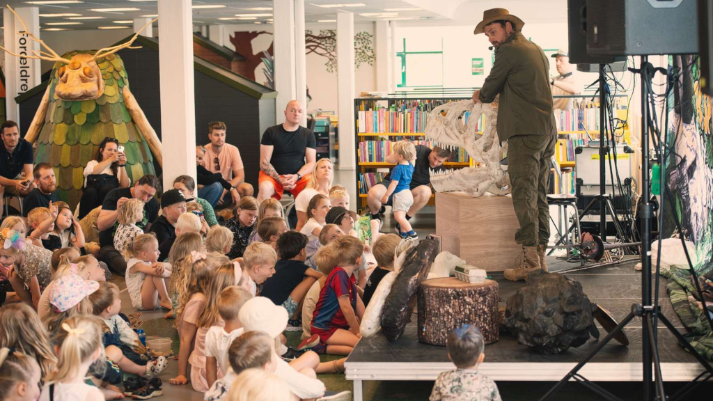 Kristian from Ramasjang performing for children at Horsens Library