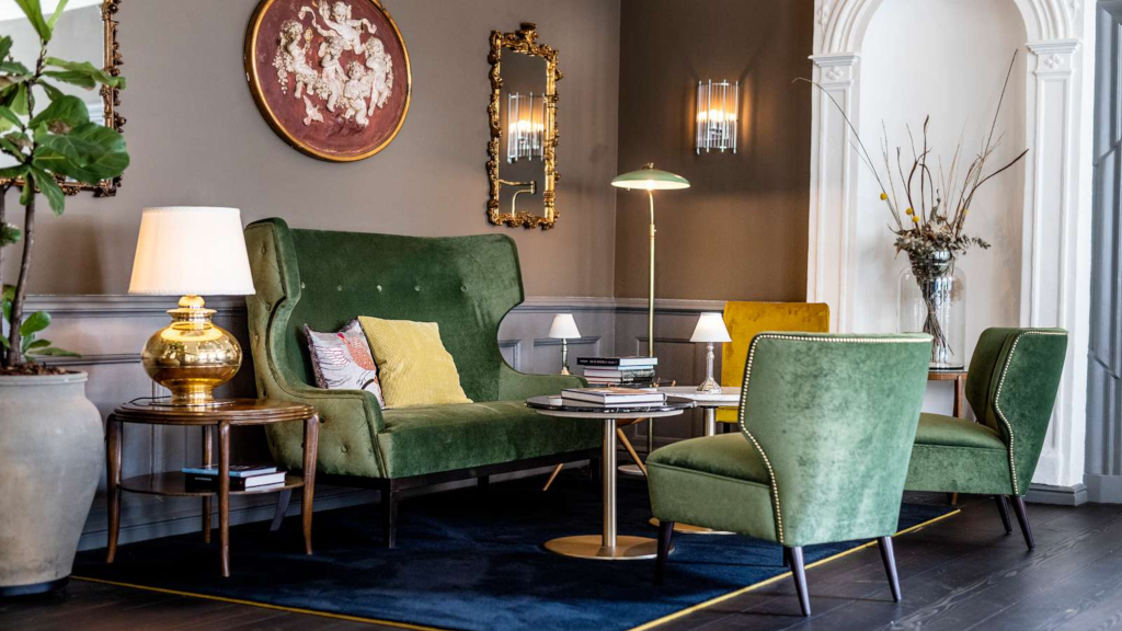 Lounge area with a green sofa at Jørgensens Hotel