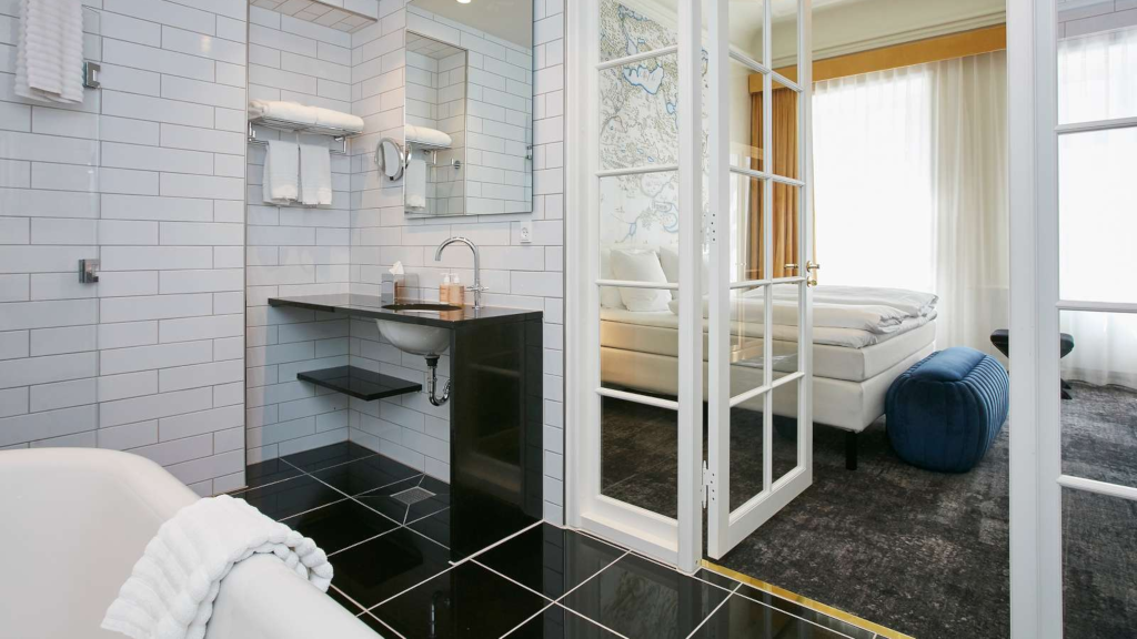 Bathroom in the suite at Jørgensens Hotel in Horsens