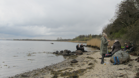 To personer nyder en kop kaffe på Sondrup Strand