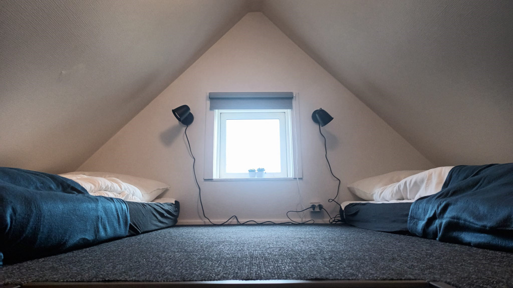 Loft with two single beds at Mitlandidyl