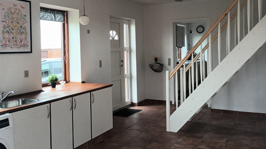 Kitchen and staircase at Mitlandidyl