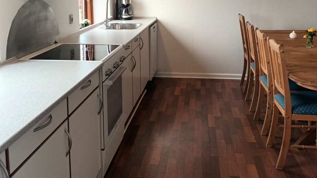 Kitchen and dining table at Mitlandidyl