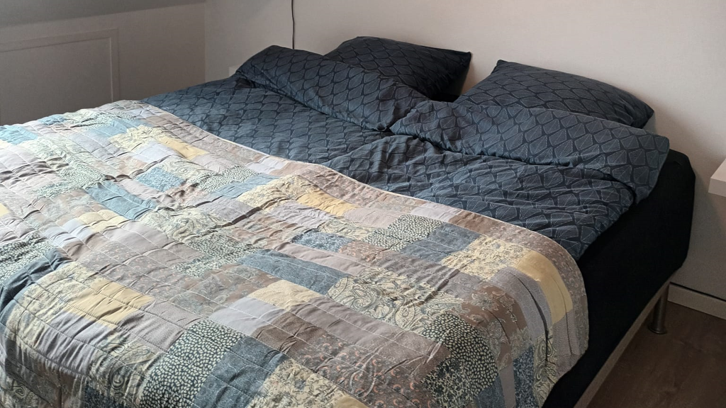 Double bed in a room at Mitlandidyl